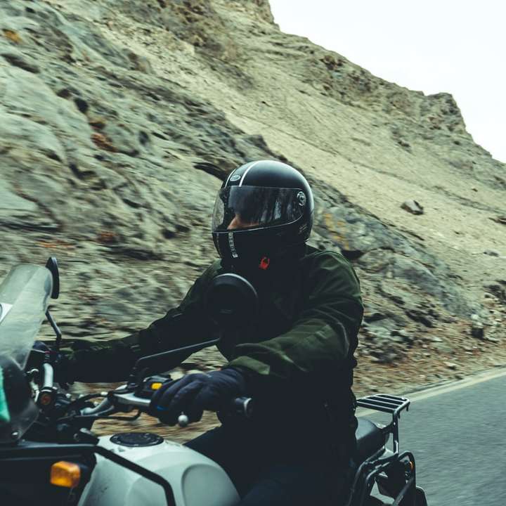 Mann mit schwarzem Helm, der auf einem weißen und schwarzen Motorrad fährt Schiebepuzzle online