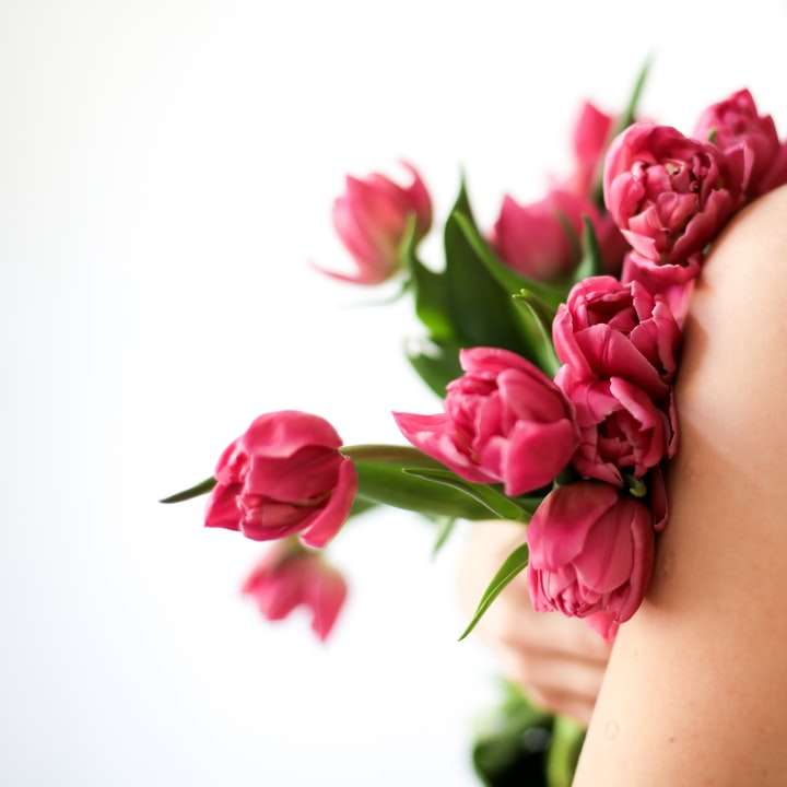 kvinna med rosa rosor i knät glidande pussel online