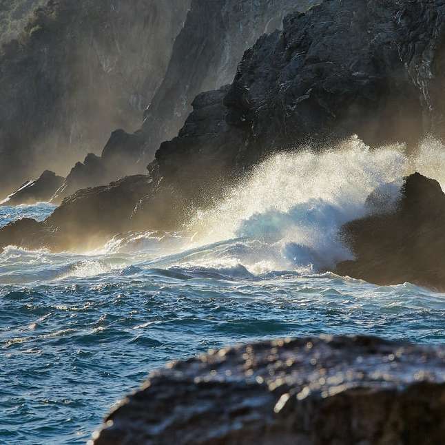 óceán hullámai összeomlik a sziklás parton napközben online puzzle