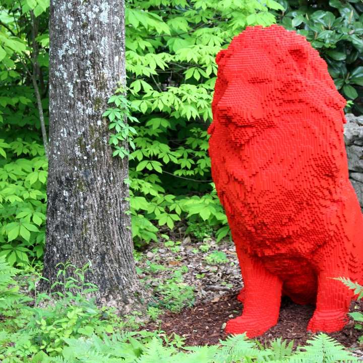 pluszowa zabawka czerwony miś na zielonej trawie puzzle przesuwne online