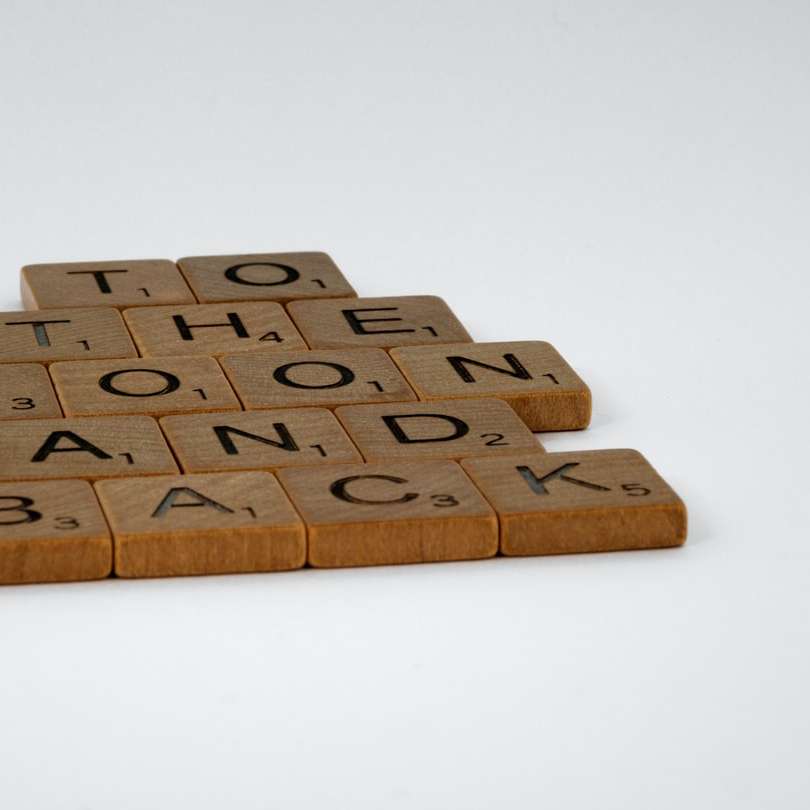 hnědé dřevěné kostky na bílém povrchu online puzzle