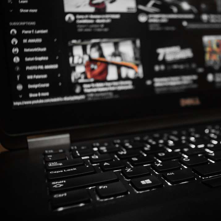 zwarte laptopcomputer ingeschakeld met weergave van speltoepassing online puzzel