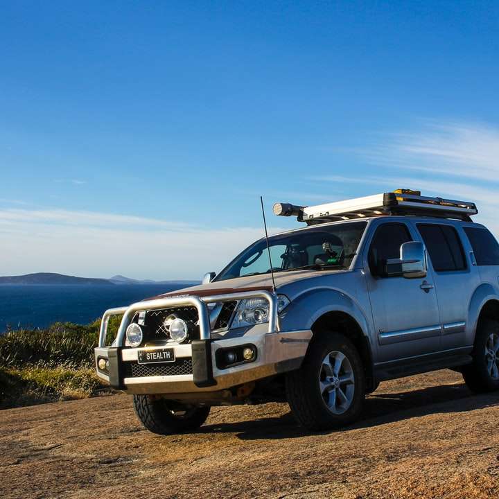 weißer und schwarzer Jeep-Wrangler auf braunem Feld unter blauem Himmel Schiebepuzzle online