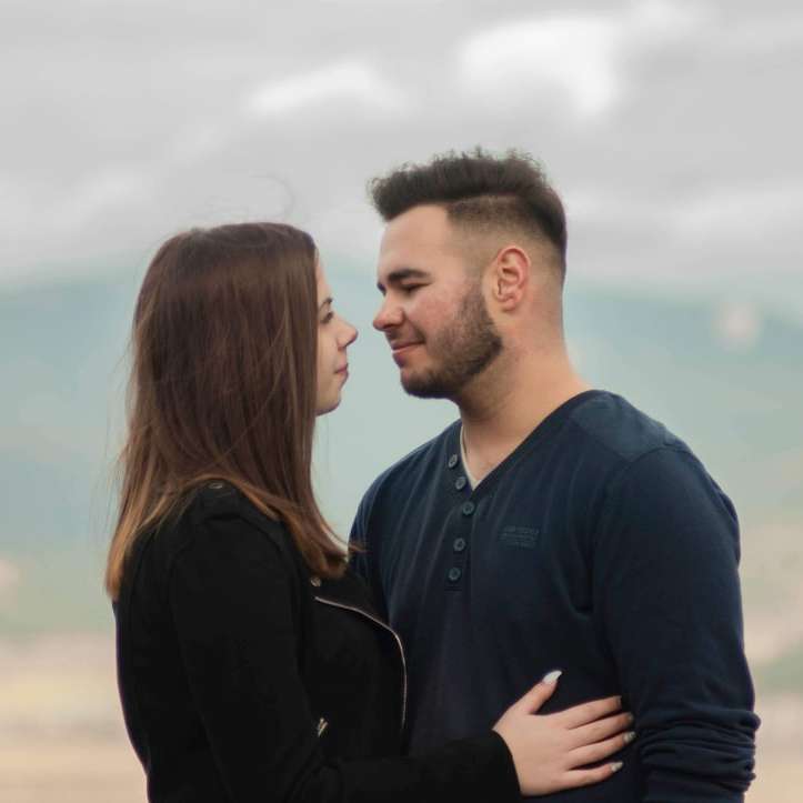 férfi fekete hosszú ujjú ingben megcsókolta a nőt csúszó puzzle online
