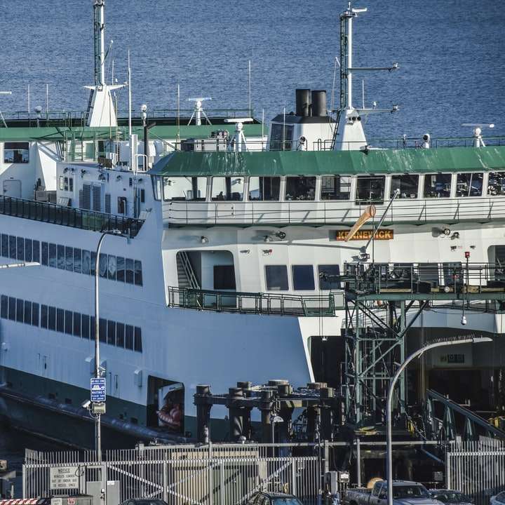 Menschen, die tagsüber auf einem weißen Schiff auf See stehen Schiebepuzzle online