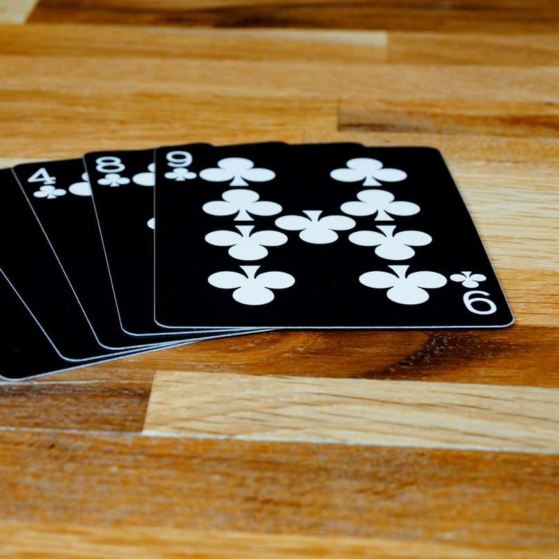 czarno-biała szachownica na brązowym drewnianym stole puzzle online