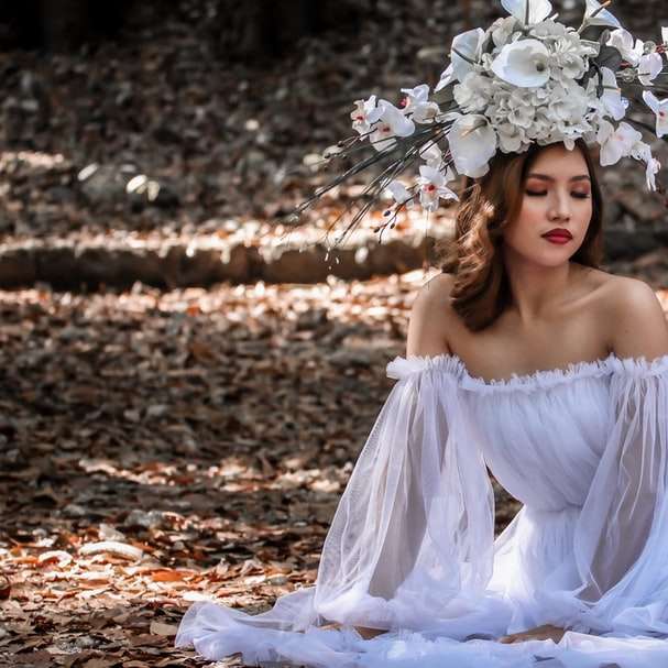 donna in abito tubino bianco con corona di fiori bianchi puzzle online