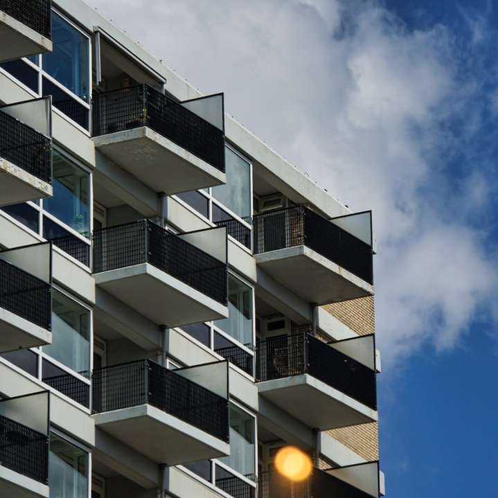 fehér és fekete beton épület kék ég alatt online puzzle
