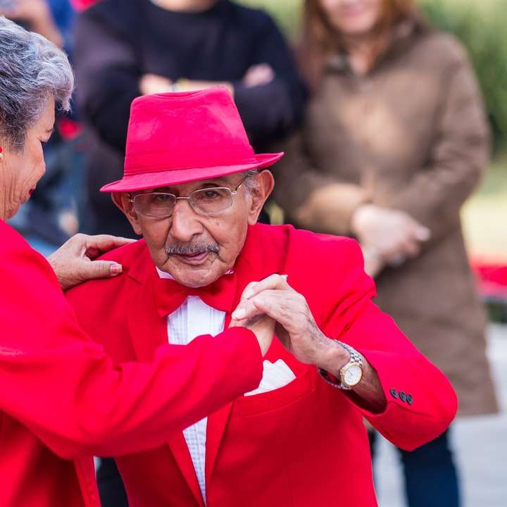 мъж в червена риза с дълъг ръкав, облечен в кафява шапка онлайн пъзел