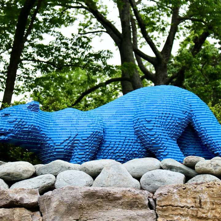 statue de dragon bleu sur rocher gris puzzle en ligne