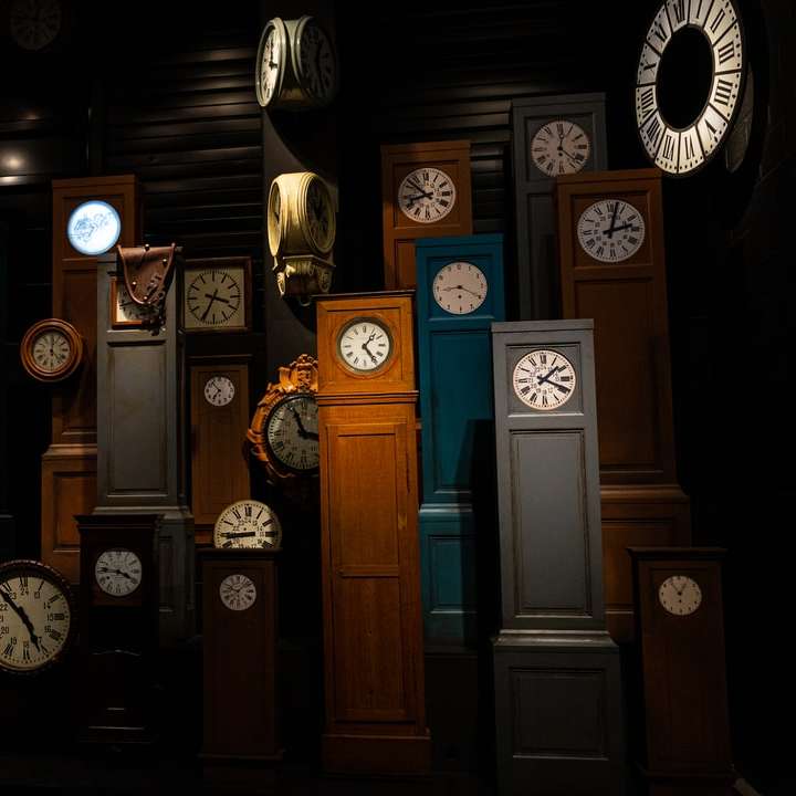 коричневі дерев'яні двері з аналоговим годинником розсувний пазл онлайн