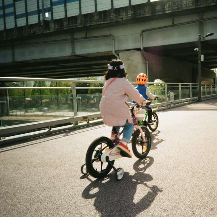 man i vit jacka rider på cykel under dagtid glidande pussel online