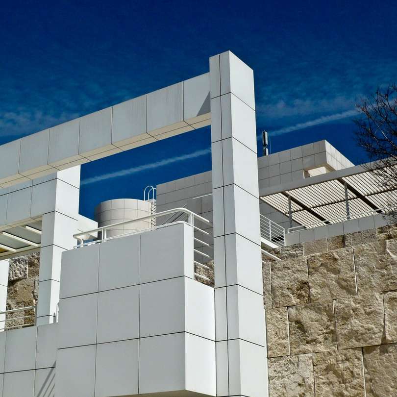 Edificio de hormigón blanco bajo un cielo azul durante el día rompecabezas en línea