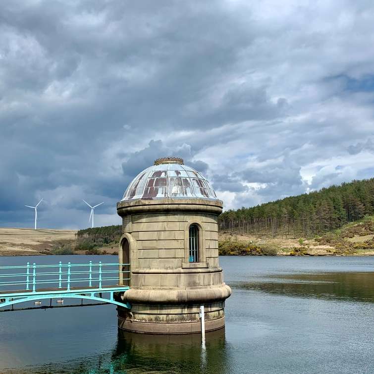 barna és fehér beton épület a tó közelében online puzzle