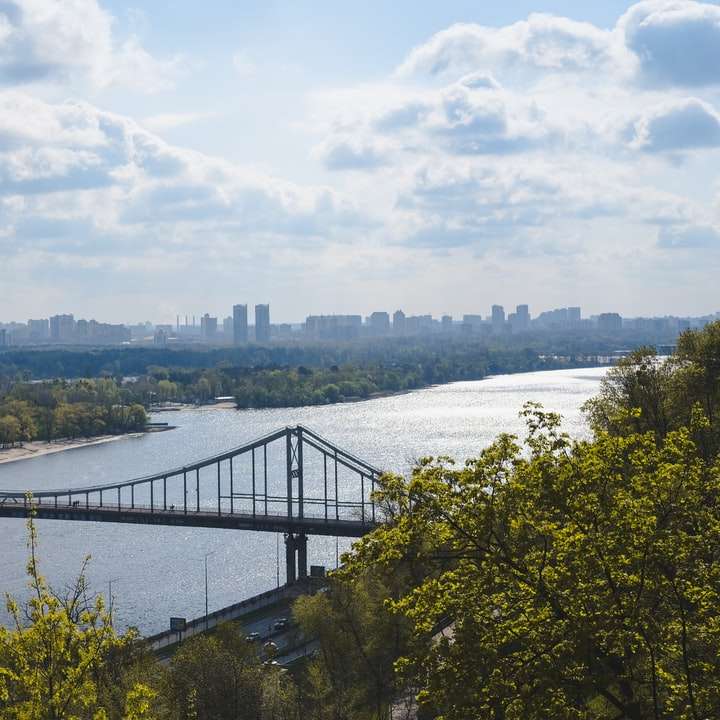 Brücke über den Fluss tagsüber Schiebepuzzle online