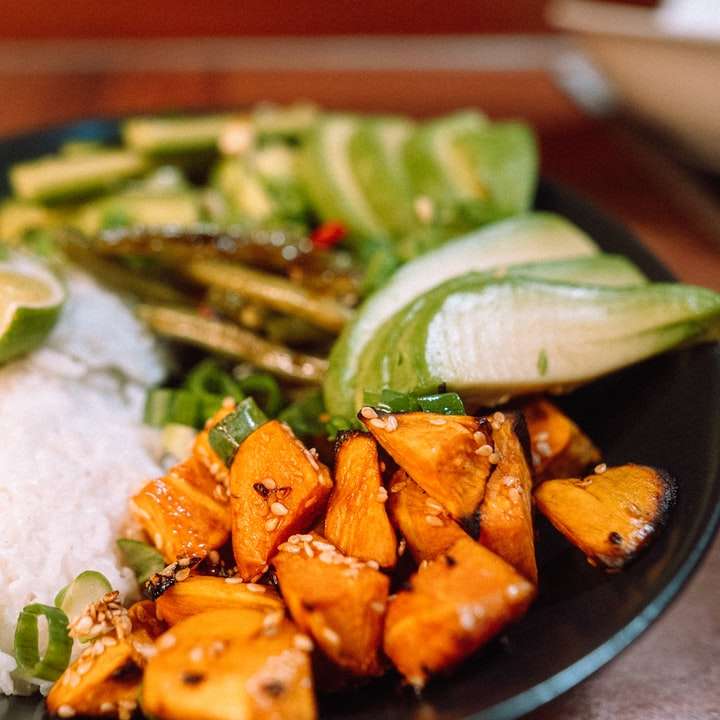 carote affettate e verdura verde su piatto in ceramica blu puzzle scorrevole online