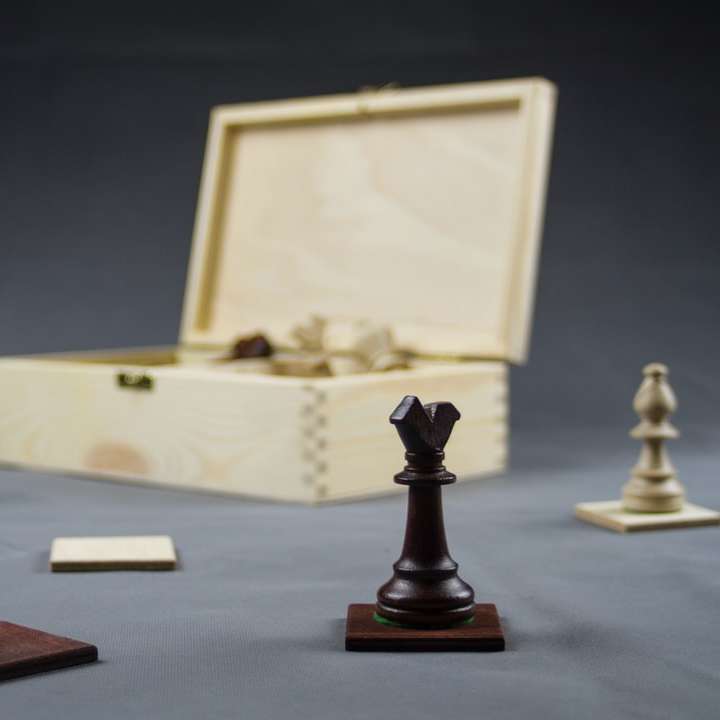 schwarze Schachfigur auf weißem Tisch Online-Puzzle