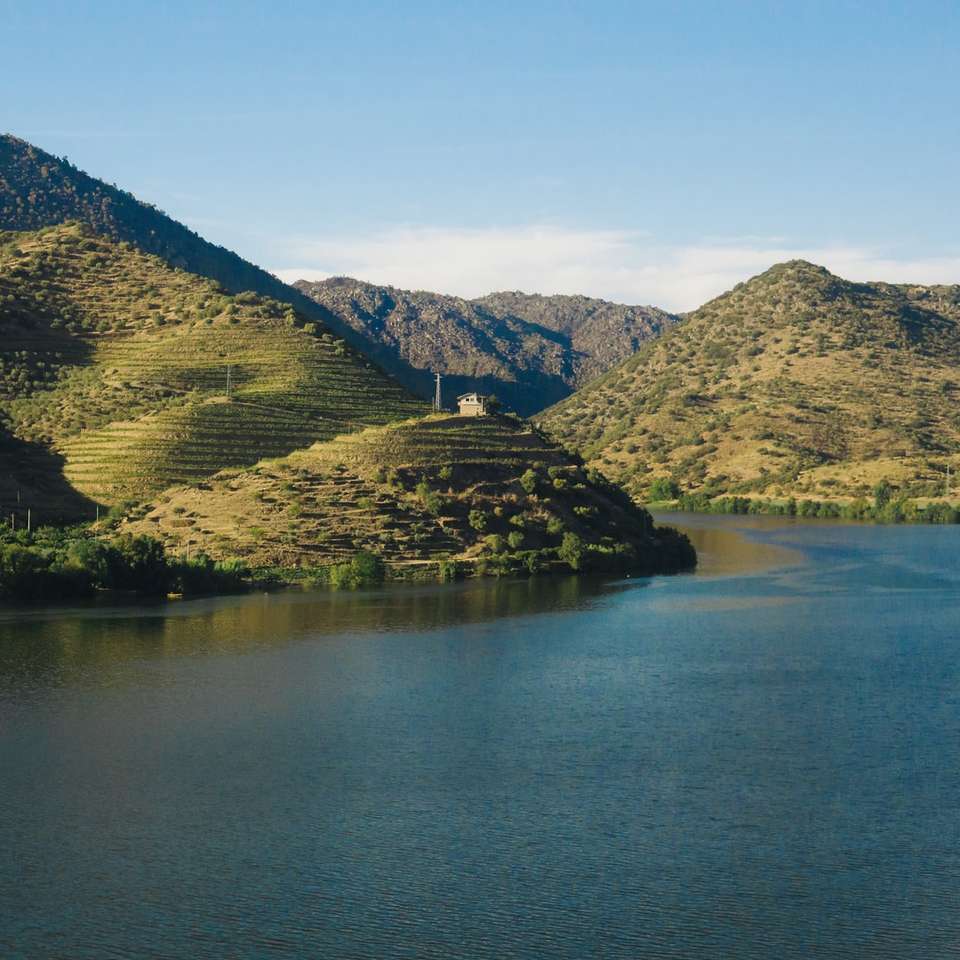 зелени планини до река под синьо небе през деня онлайн пъзел