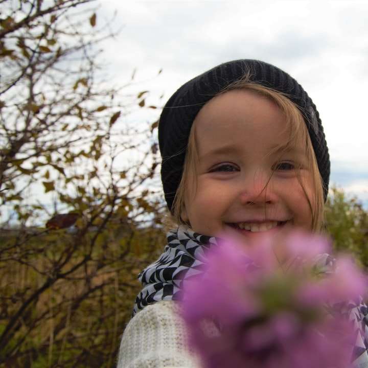 lány fehér kötött pulóver gazdaság rózsaszín virág online puzzle