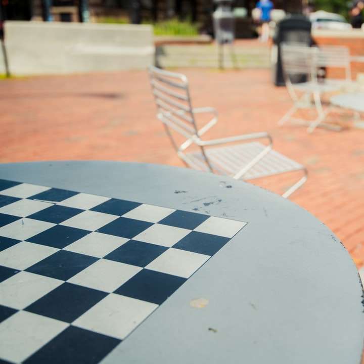 masă rotundă albă pe podea de beton maro puzzle online