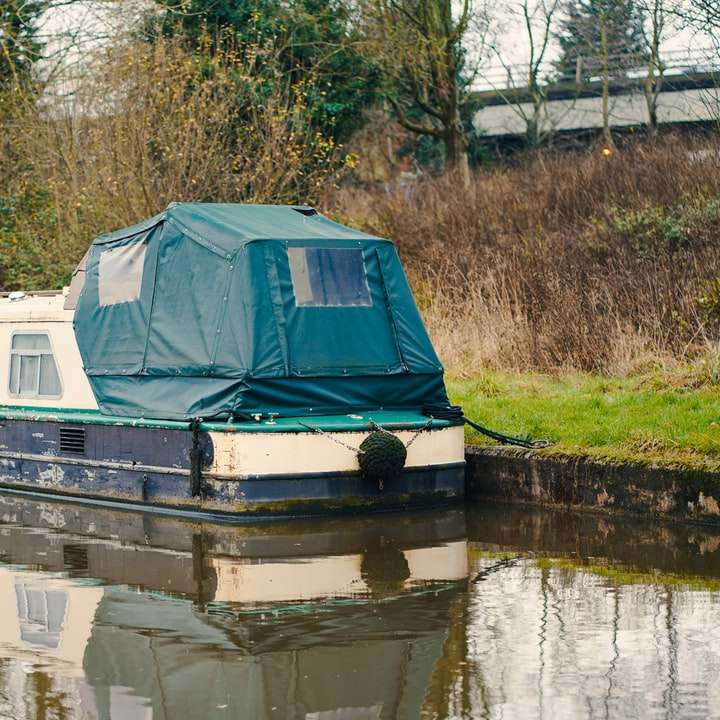 witte en blauwe boot op de rivier overdag online puzzel