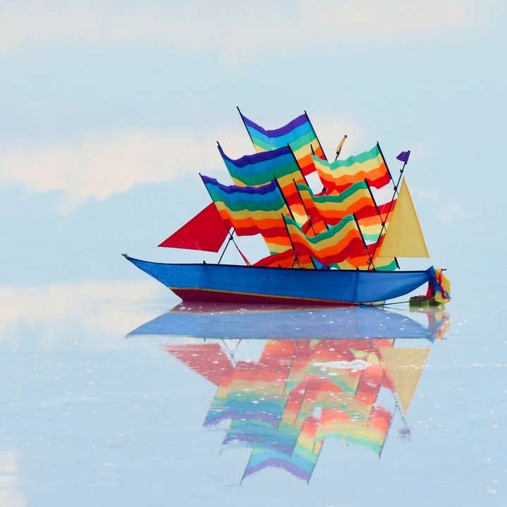 rotes und gelbes Boot auf dem Wasser Schiebepuzzle online