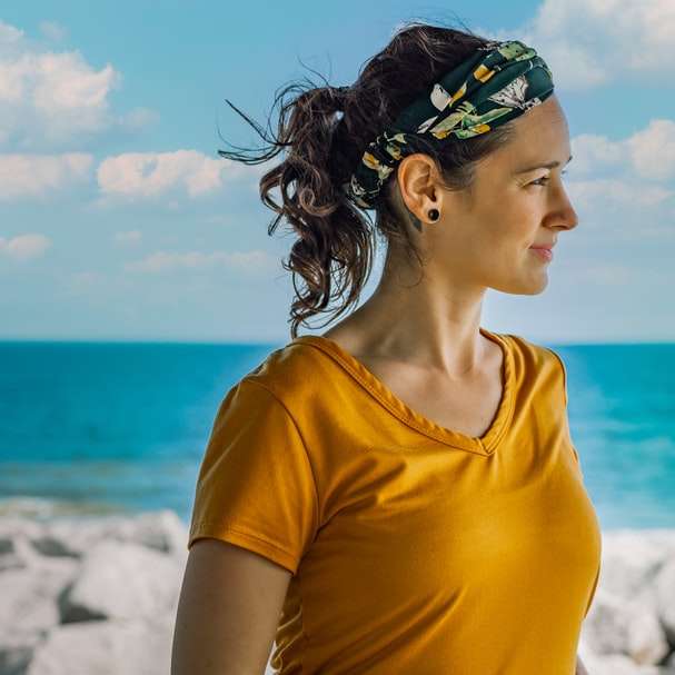vrouw in geel shirt met ronde hals schuifpuzzel online