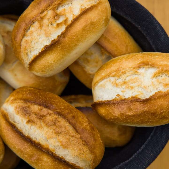 кафяв хляб върху черна чиния плъзгащ се пъзел онлайн