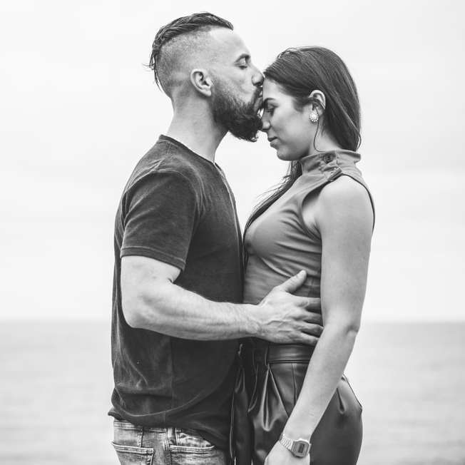 férfi fekete legénységi nyakú pólóban csókolózó nővel online puzzle