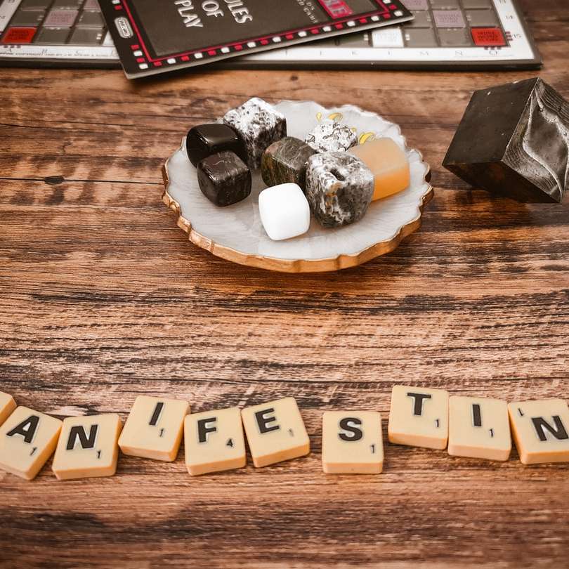 bílé a hnědé čokoládové košíčky na hnědý dřevěný stůl posuvné puzzle online