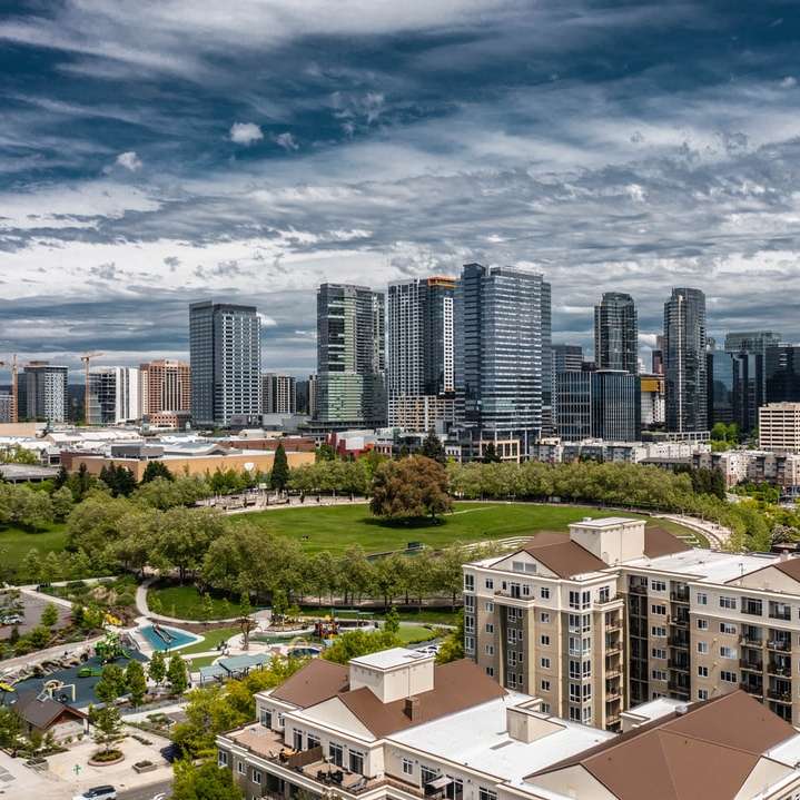 městské budovy pod zataženou oblohou během dne posuvné puzzle online