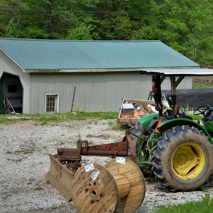 Tractor verde și galben pe câmpul de iarbă verde în timpul zilei puzzle online