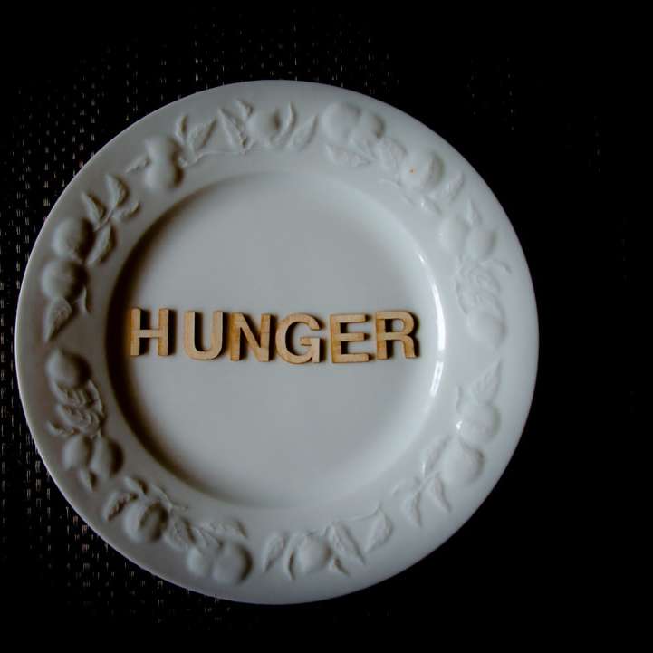 белая и золотая круглая керамическая тарелка онлайн-пазл