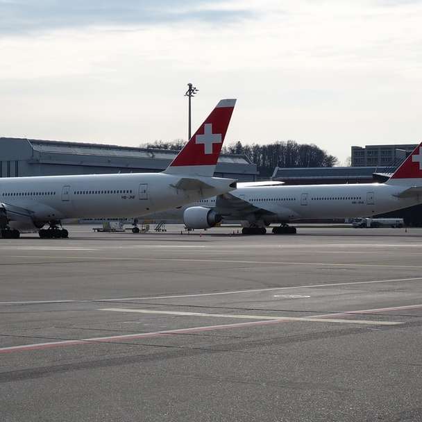 wit passagiersvliegtuig op luchthaven overdag schuifpuzzel online
