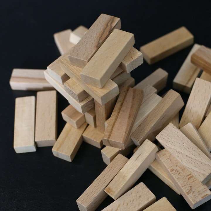 hnědé dřevěné bloky na černém povrchu posuvné puzzle online