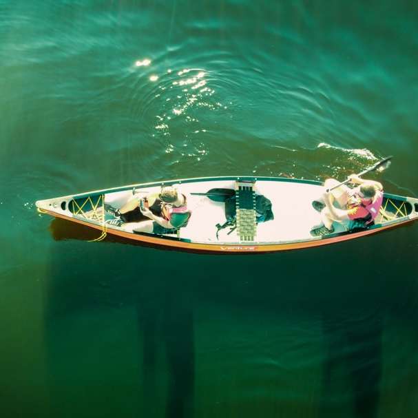 vit och brun båt på vattnet under dagtid glidande pussel online