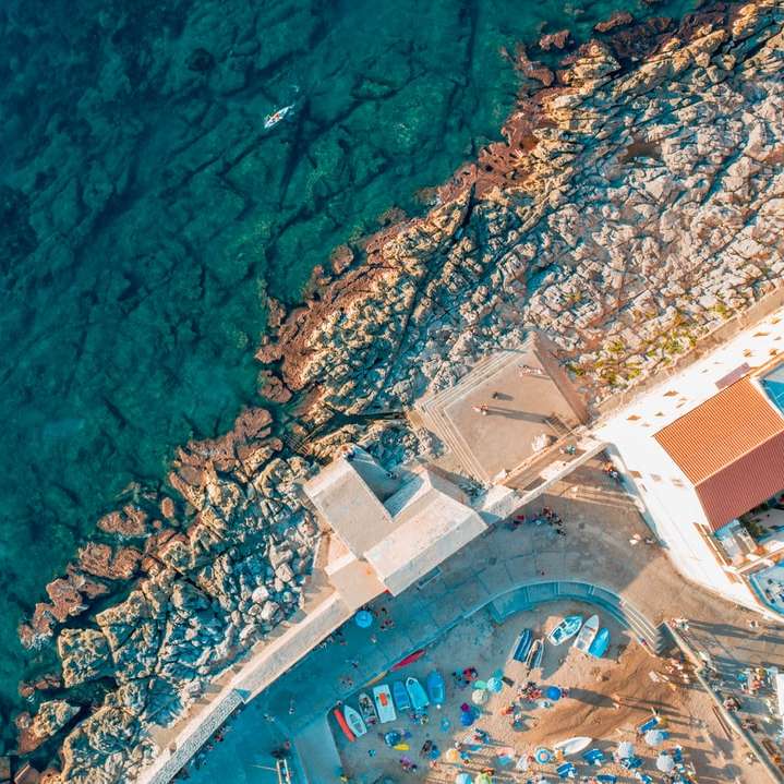αεροφωτογραφία των κτιρίων της πόλης κοντά σε υδάτινο σώμα συρόμενο παζλ online