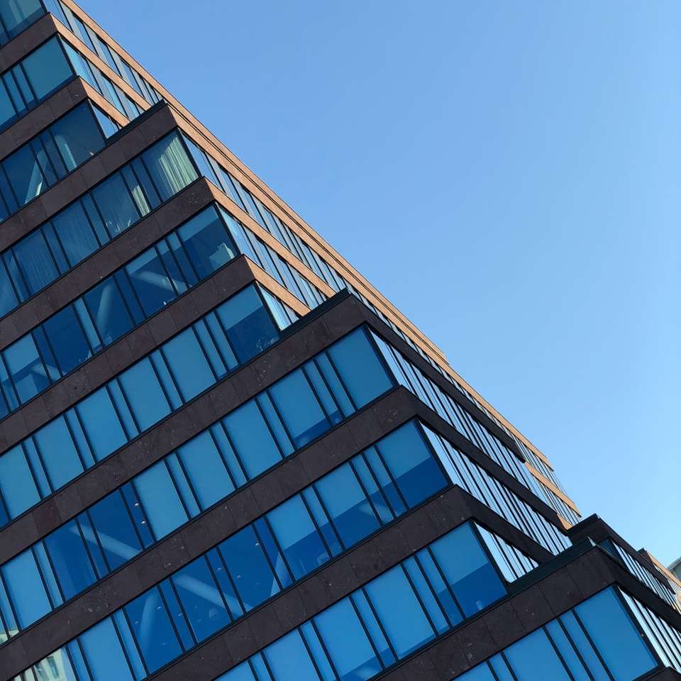 brązowy betonowy budynek pod błękitne niebo w ciągu dnia puzzle przesuwne online