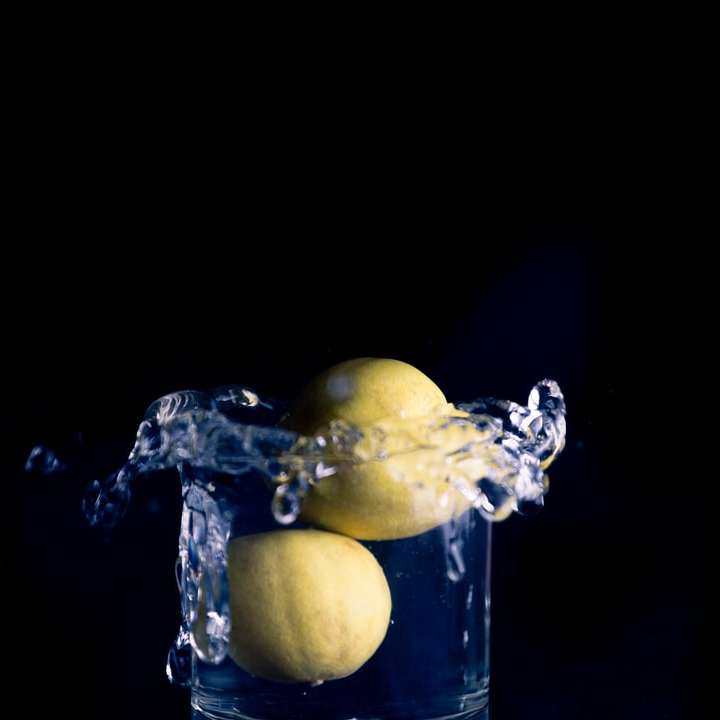 žluté ovoce v průhledné skleněné nádobě posuvné puzzle online