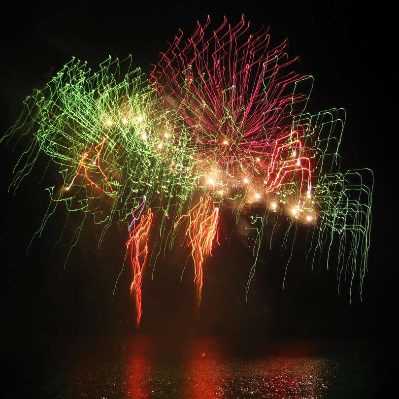 Grünes und rotes Feuerwerk während der Nacht Schiebepuzzle online