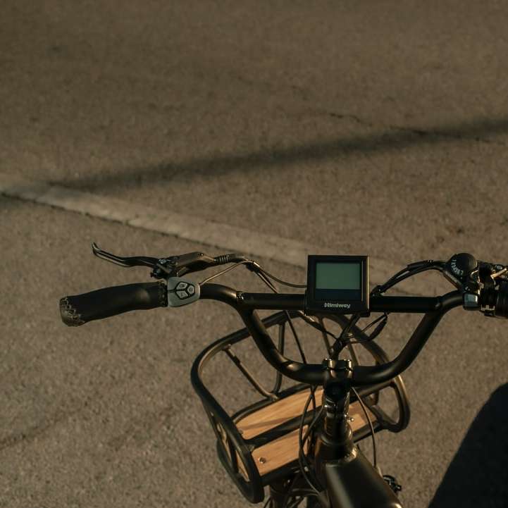 osoba jadąca na czarnym rowerze puzzle online