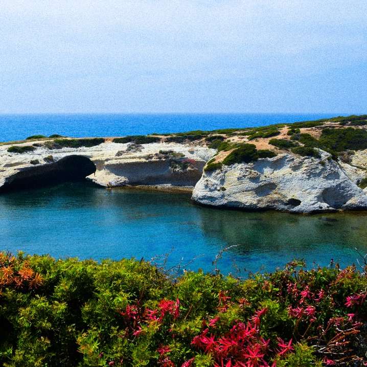zöld és barna sziget a kék tengeren, kék ég alatt online puzzle