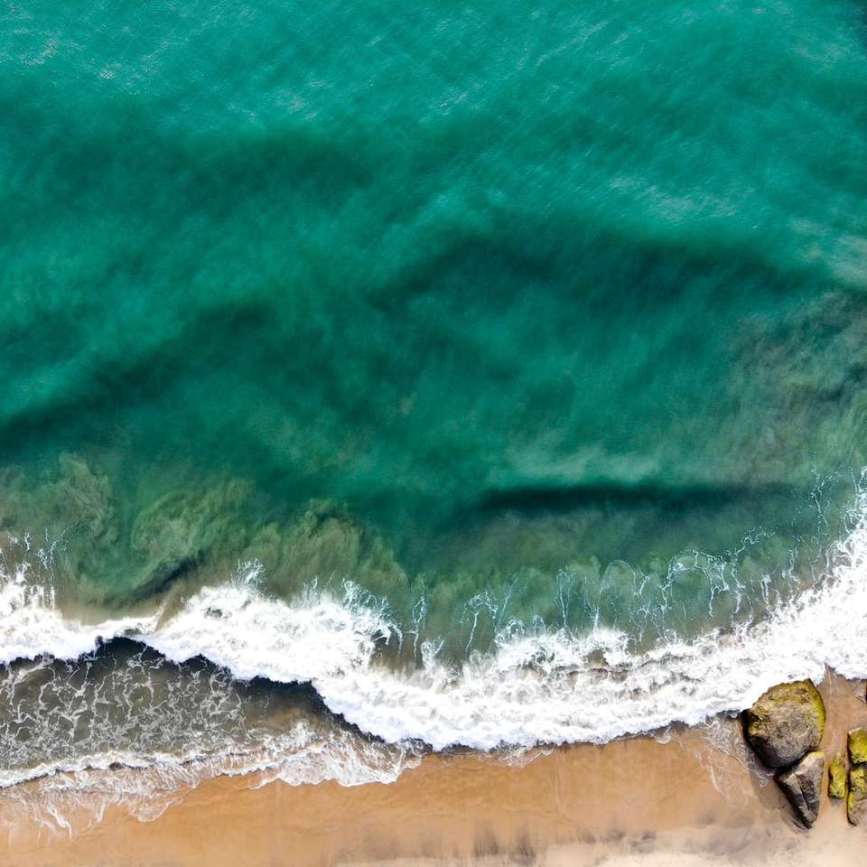 昼間のビーチの空撮 スライディングパズル・オンライン