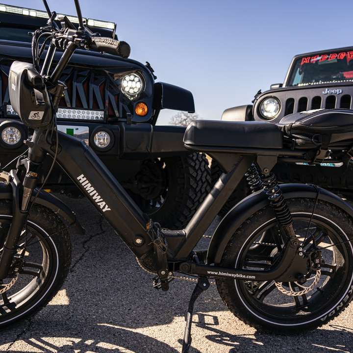 zwarte en blauwe motorfiets op grijze asfaltweg online puzzel
