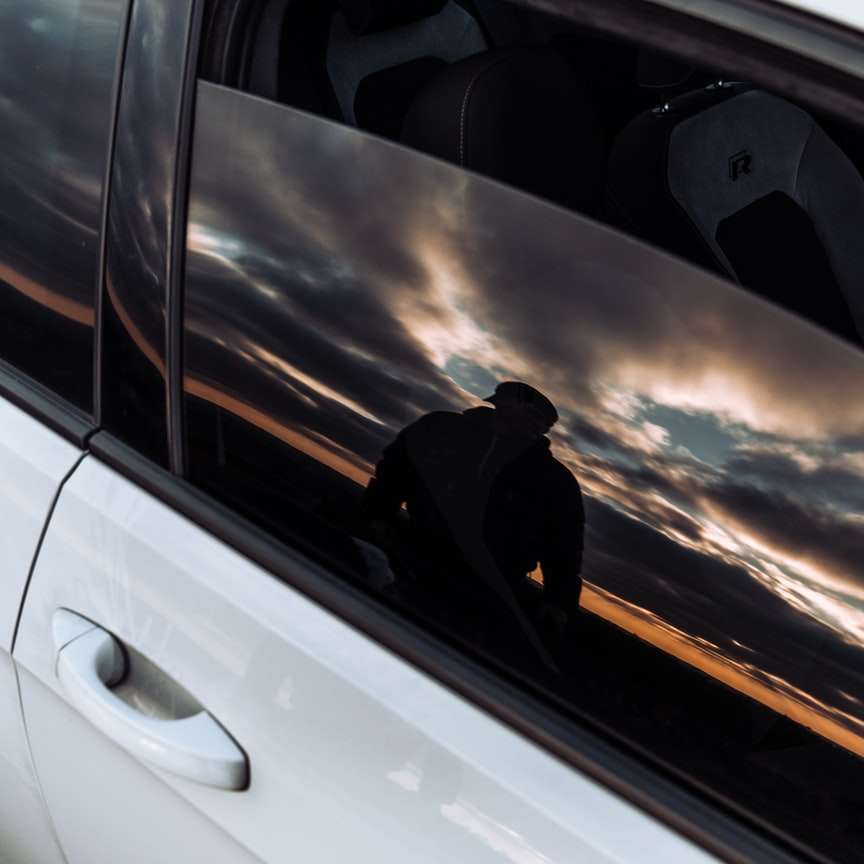Person im schwarzen Hoodie im Auto tagsüber Online-Puzzle