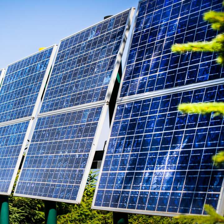 modré solární panely na zelené louce během dne posuvné puzzle online