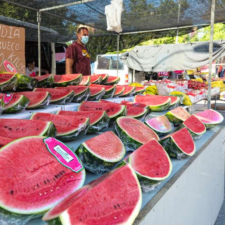 skivad vattenmelon på displayen under dagtid glidande pussel online
