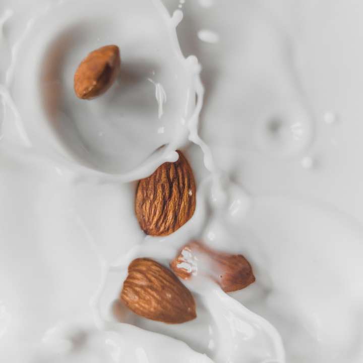hnědá a bílá čokoláda na bílé keramické desce posuvné puzzle online