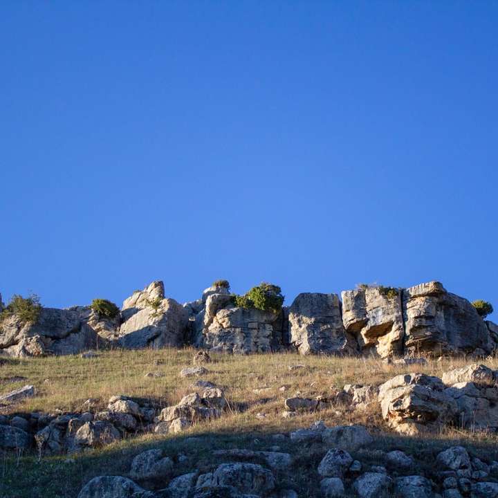 Montagne rocheuse sous le ciel bleu pendant la journée puzzle en ligne