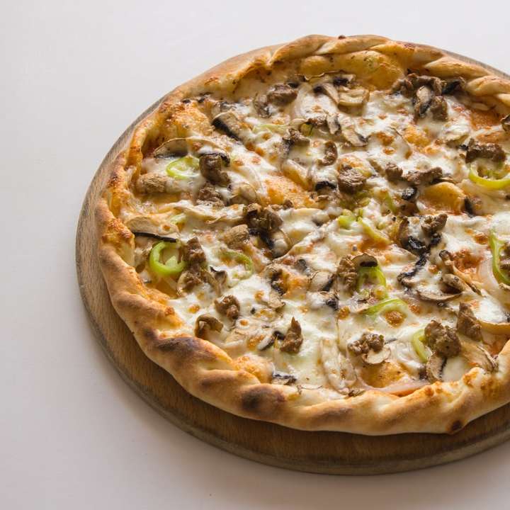 pizza na bílém keramickém talíři online puzzle